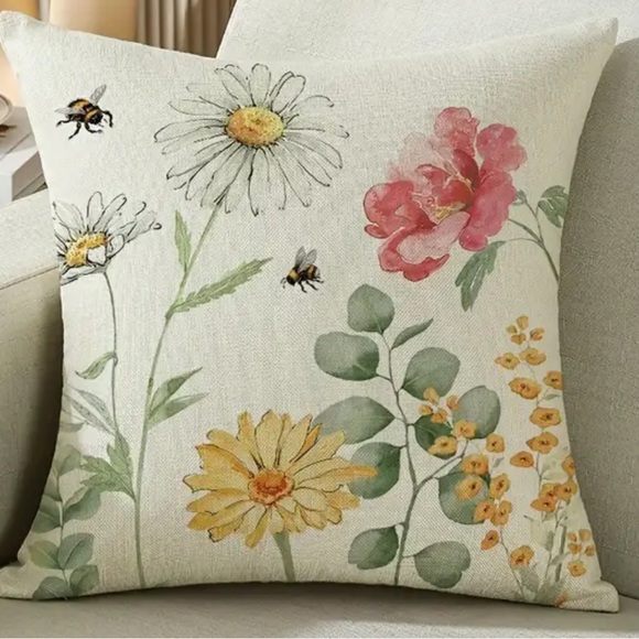BOUTIQUE Other - NIP Pillow cover. 18” x 18”  Zipper open/close 1/pc Daisy 🌼 Bee 🐝 Floral💐